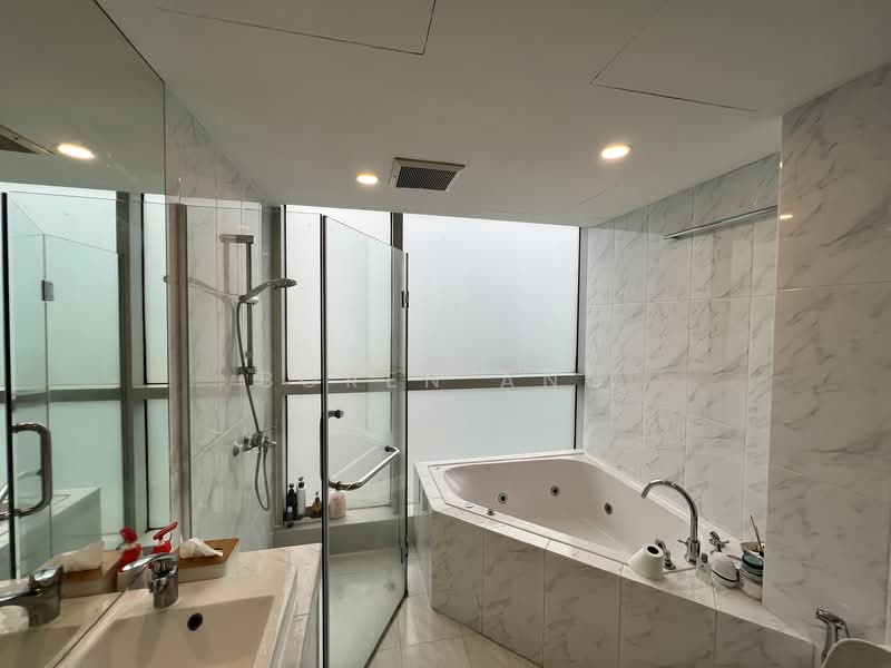 Balmoral Crest, 1 Balmoral Crescent, 2 Bedrooms, 1,098 sqft, Apartment For Rent, by Boren Ang, 24658152 - Ensuite master bath with bath tub - PropertyGuru.com.sg