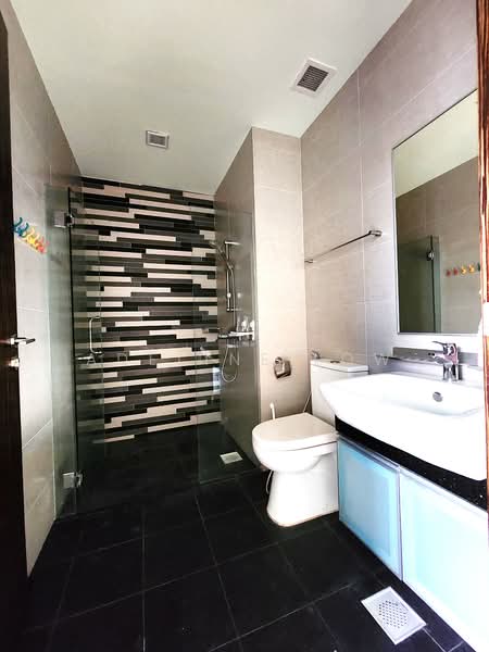 Icon @ Pasir Panjang, 218 Pasir Panjang Road, 2 Bedrooms, 452 sqft, Apartment For Sale, by Adeline Low, 24659382 - Dual Entry Bathroom - PropertyGuru.com.sg