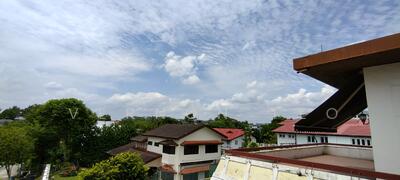 For Sale - NEW LIST! LEEDON PARK ELEVATED BUNGALOW. Rebuild to 20,000sqft!