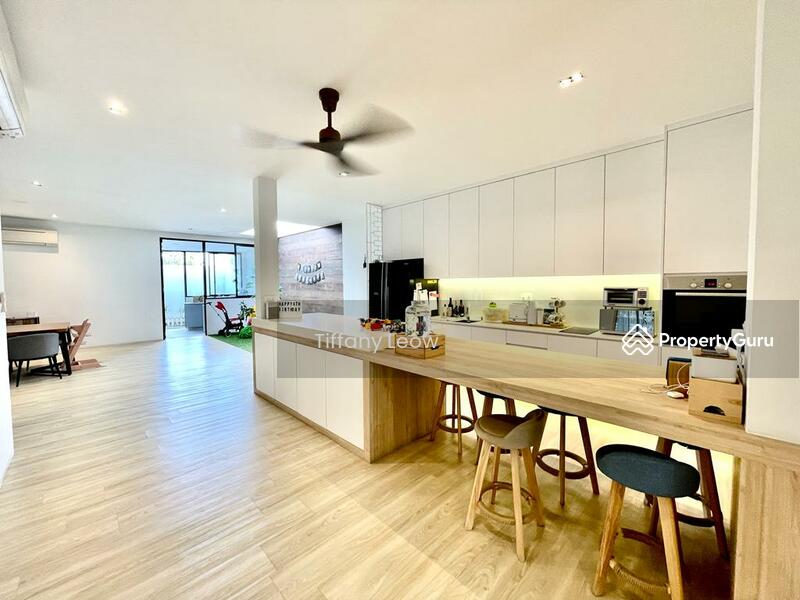 For Rent - ALMOST BRAND NEW 2.5 STY BUNGALOW!!! PARK 4 CARS!