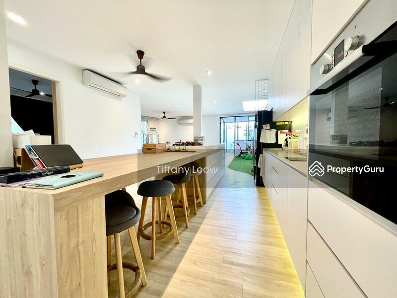 For Rent - ALMOST BRAND NEW 2.5 STY BUNGALOW!!! PARK 4 CARS!