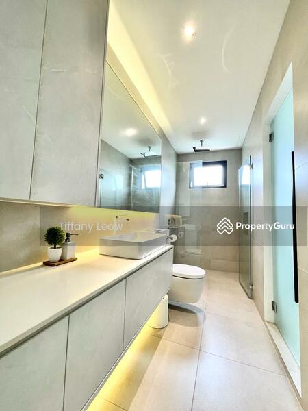 For Rent - ALMOST BRAND NEW 2.5 STY BUNGALOW!!! PARK 4 CARS!