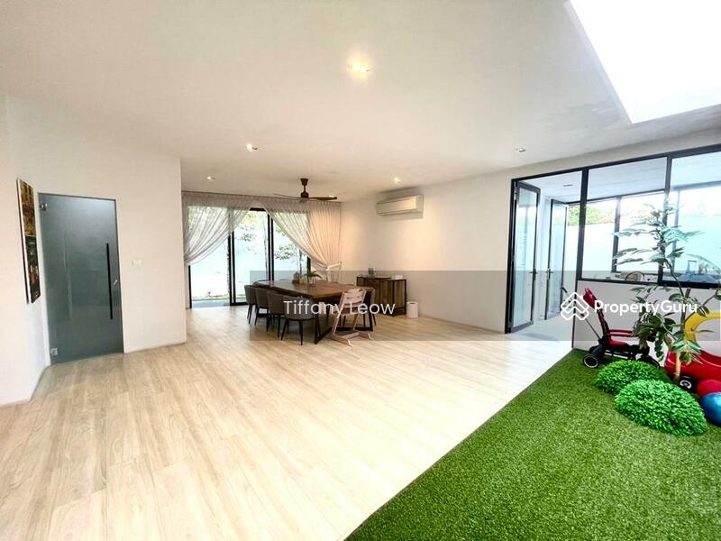 For Rent - ALMOST BRAND NEW 2.5 STY BUNGALOW!!! PARK 4 CARS!