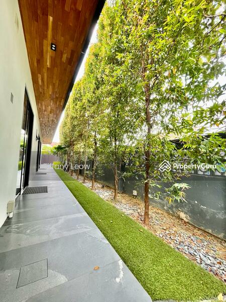 For Rent - ALMOST BRAND NEW 2.5 STY BUNGALOW!!! PARK 4 CARS!