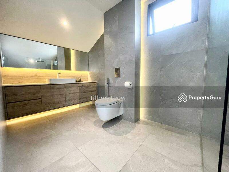 For Rent - ALMOST BRAND NEW 2.5 STY BUNGALOW!!! PARK 4 CARS!