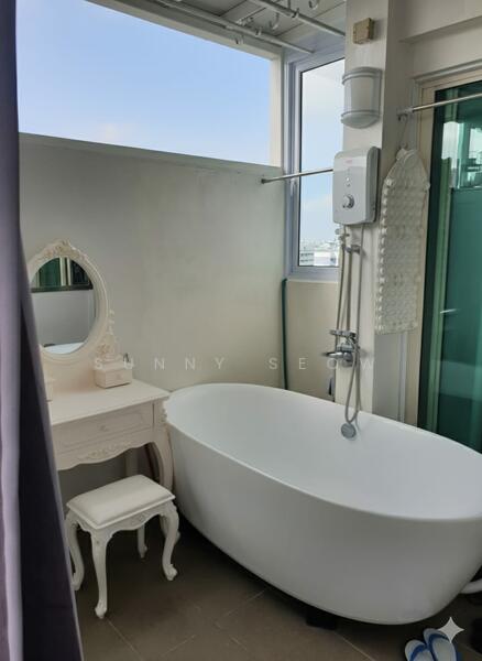 Bath and Walk In Wardrobe Area