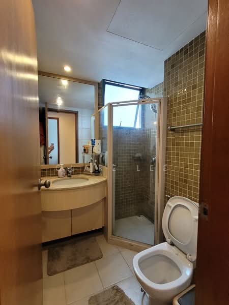 Blue Horizon, 29 West Coast Crescent, 2 Bedrooms, 926 sqft, Condominium For Rent, by Clare Lee, 24670705 - Common Bath - PropertyGuru.com.sg