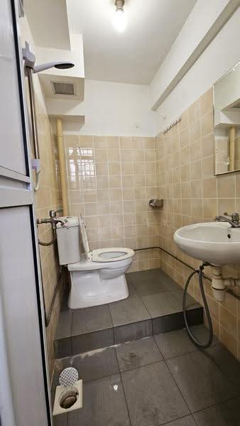 94 Lorong 4 Toa Payoh, 94 Lorong 4 Toa Payoh, Balestier / Toa Payoh, 3 Bedrooms, 775 sqft, HDB Flat For Rent, by Stanley Wee, 24674863 - Bathroom - PropertyGuru.com.sg