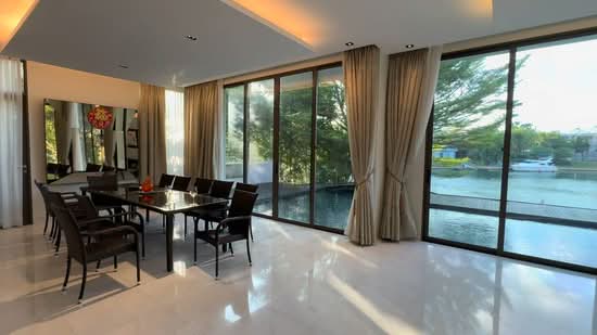 Paradise Island Newly Renovated Waterfront Bungalow with Private Berth, Harbourfront / Telok Blangah, 6 Bedrooms, 7,045 sqft, Bungalow House For Sale, by Alicia Koo, 24675174 - PropertyGuru.com.sg