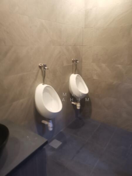 Near Bugis MRT, Beach Road, Beach Road / Bugis / Rochor, 6,600 sqft, Office For Rent, by Kamal Ibrahim, 24675664 - Toilet - CommercialGuru.com.sg