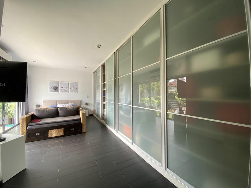 Queen Astrid / Holland / Coronation Rd West, Coronation Road West, 5