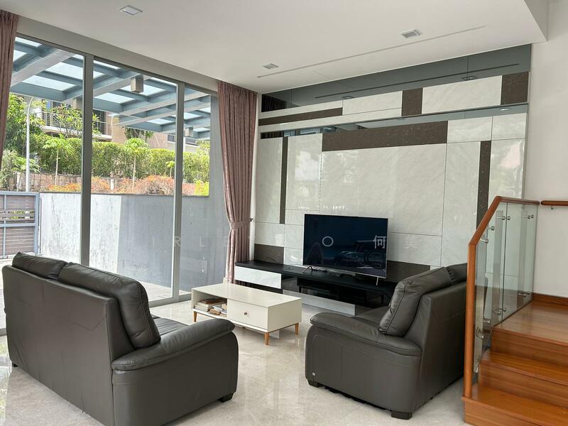 ONE TREE HILL. FREEHOLD. MINUTES WALK TO ORCHARD SemiDetached House