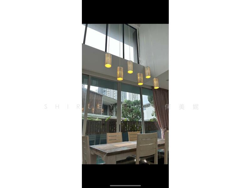 ONE TREE HILL. FREEHOLD. MINUTES WALK TO ORCHARD SemiDetached House