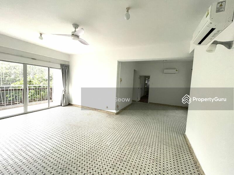 Huge Living Room (when vacant) 