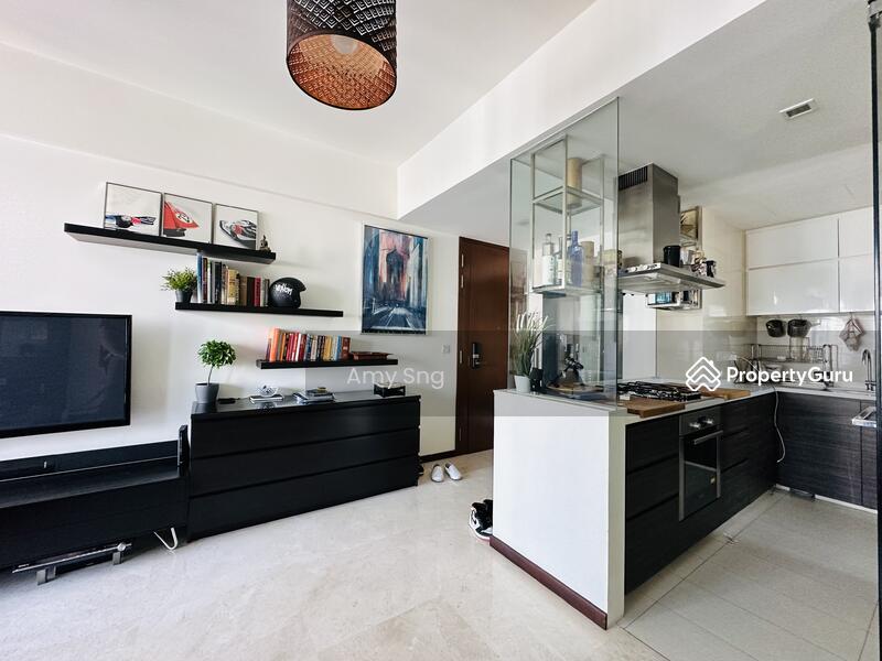 Bright Spacious Living & Modern Kitchen
