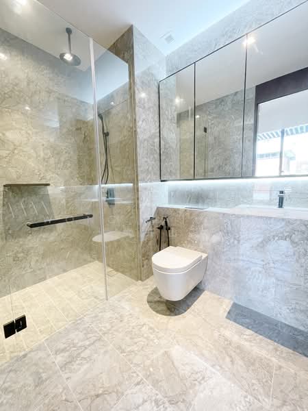 Jervois Prive, 100A Jervois Road, 2 Bedrooms, 807 sqft, Condominium For Rent, by Wong Kai Sun  黄开山, 24723838 - Master Bathroom - PropertyGuru.com.sg