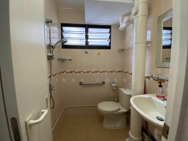 421 Ang Mo Kio Avenue 10, 421 Ang Mo Kio Avenue 10, Room Rental, 150 sqft, HDB Flat For Rent, by Cindy Cheng, 24724351 - Common bathroom - PropertyGuru.com.sg