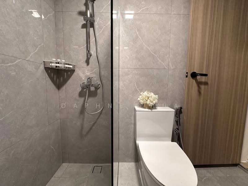 Azalea Park Condo, 6 Flora Road, Changi Airport / Changi Village, 3 Bedrooms, 947 sqft, Condominium For Rent, by Daphne Phua, 24728828 - Modern porcelain tiles boost the luxe appeal of the master bath! - PropertyGuru.com.sg