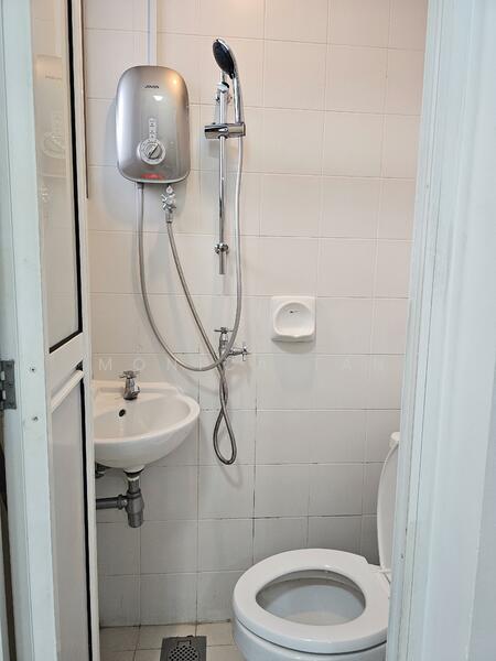 The Linc, 7 Lincoln Road, Room Rental, 110 sqft, Condominium For Rent, by Monica Tan, 24729059 - Common Bathroom 2 - PropertyGuru.com.sg
