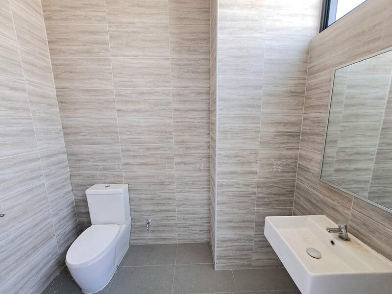 Interlocal Centre, 100G Pasir Panjang Road, Buona Vista / West Coast / Clementi New Town, 1,722 sqft, Light Industrial (B1) For Rent, by Xue Ling 雪玲, 24740355 - Attached toilet / bathroom - CommercialGuru.com.sg