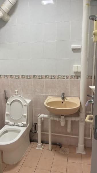 712 Bedok Reservoir Road, 712 Bedok Reservoir Road, Bedok / Upper East Coast, 2 Bedrooms, 731 sqft, HDB Flat For Rent, by Nina Marjinah Sairi, 24747941 - Master toilet - PropertyGuru.com.sg