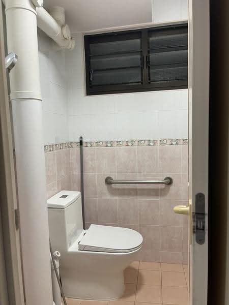 712 Bedok Reservoir Road, 712 Bedok Reservoir Road, Bedok / Upper East Coast, 2 Bedrooms, 731 sqft, HDB Flat For Rent, by Nina Marjinah Sairi, 24747941 - Common toilet - PropertyGuru.com.sg