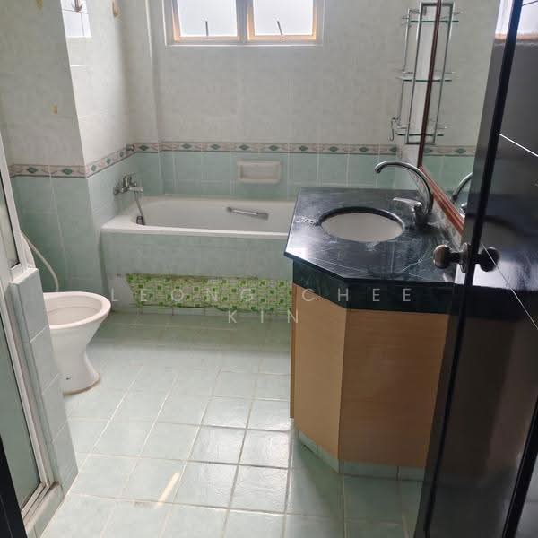 Northoaks, 20 Woodlands Cresent, Admiralty / Woodlands, 3 Bedrooms, 1,238 sqft, Condominium For Sale, by Leong Chee Kin, 24752482 - Master bath - PropertyGuru.com.sg