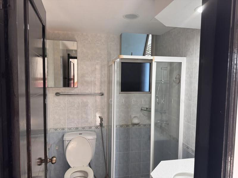 Northoaks, 20 Woodlands Cresent, Admiralty / Woodlands, 3 Bedrooms, 1,238 sqft, Condominium For Sale, by Leong Chee Kin, 24752482 - Common bath - PropertyGuru.com.sg