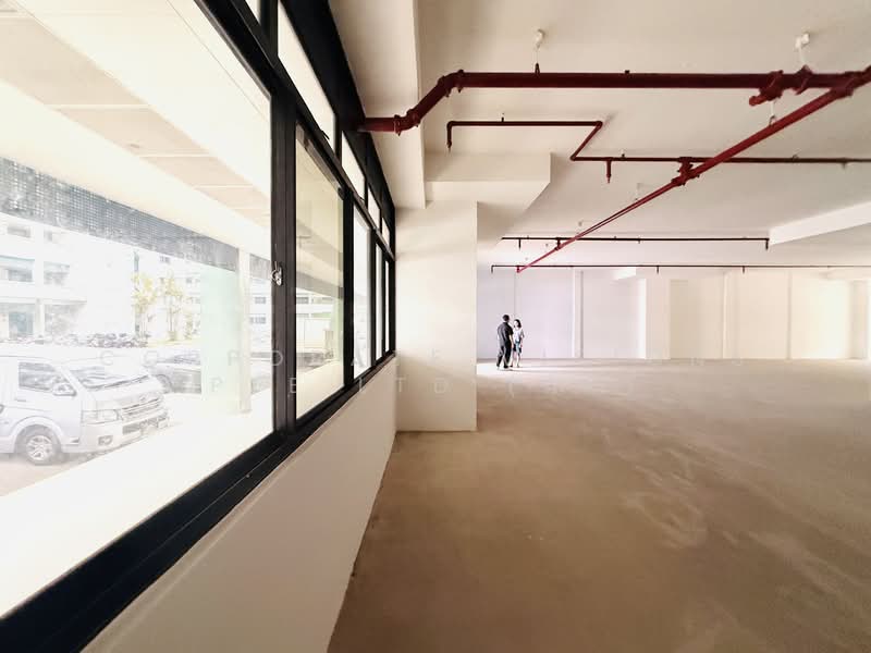 NO FRILLS, AFFORDABLE FACTORY-STORAGE. Ample loading bays 6 mins walk to MRT, CONTACT: +6596881177 Adrian.Koh@corporatevisions.com.sg, 5,500 sqft, Light Industrial (B1) For Rent, by KOH HOONG TSE (ADRIAN), 24760060 - CommercialGuru.com.sg