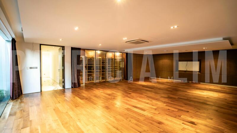 For Rent - ❤️❤️GCB Chatsworth vicinity 2/s with basement and attic. Modern design 7 ensuite rooms, huge pool