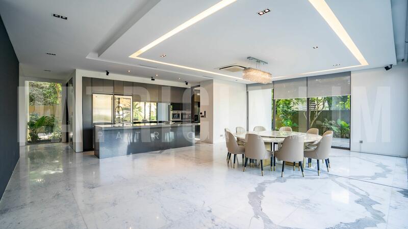 For Rent - ❤️❤️GCB Chatsworth vicinity 2/s with basement and attic. Modern design 7 ensuite rooms, huge pool