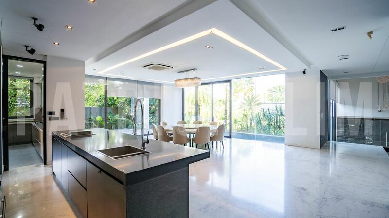 For Rent - ❤️❤️GCB Chatsworth vicinity 2/s with basement and attic. Modern design 7 ensuite rooms, huge pool