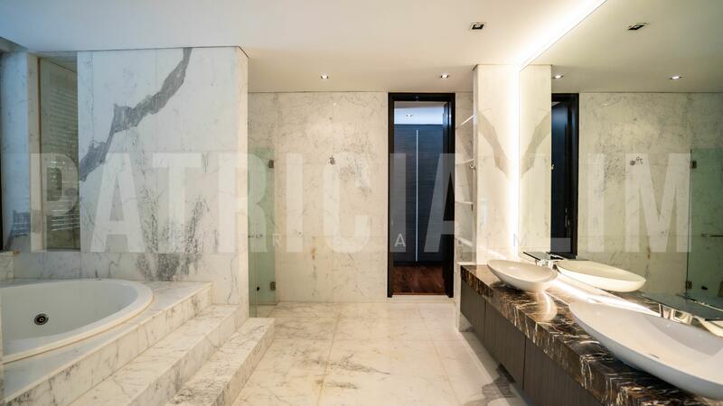 For Rent - ❤️❤️GCB Chatsworth vicinity 2/s with basement and attic. Modern design 7 ensuite rooms, huge pool