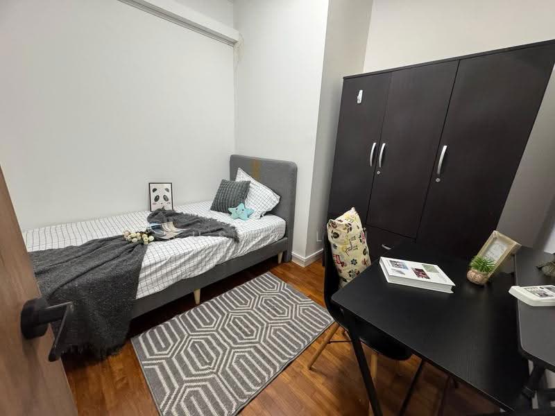 Central Green, 1 Jalan Membina, Alexandra / Commonwealth, Room Rental, 190 sqft, Condominium For Rent, by Susan Lai, 24773075 - inner room no window $1250 - PropertyGuru.com.sg