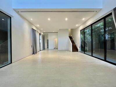 For Sale - Great location, landed with 2 pools and lift