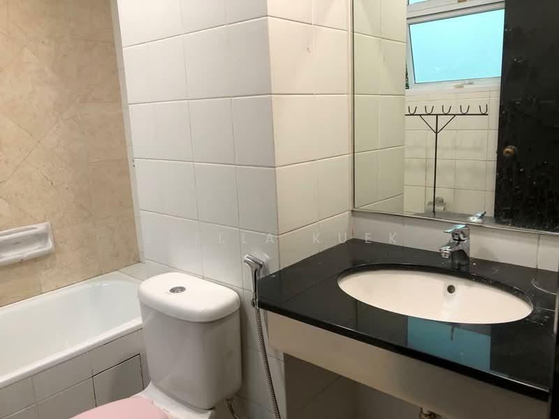 The Mornington, 16 Saint Michael's Road, Room Rental, 270 sqft, Condominium For Rent, by Stella Kuek, 24780537 - Master Toilet - PropertyGuru.com.sg