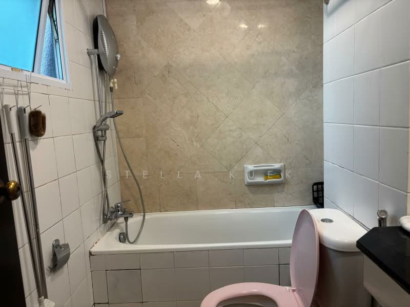 The Mornington, 16 Saint Michael's Road, Room Rental, 270 sqft, Condominium For Rent, by Stella Kuek, 24780537 - Master Toilet With Long Bath - PropertyGuru.com.sg