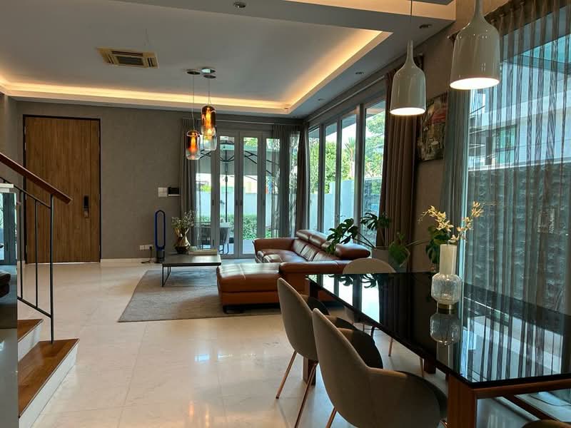 2.5 Storey Semi D Along Hythe Rd and within 1km to Rosyth school Semi