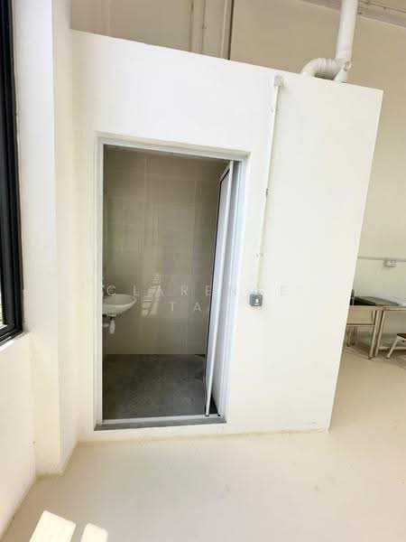 Ascent @ Gambas, 6 Gambas Way, Sembawang / Yishun, 1,733 sqft, Factory / Workshop (B2) For Rent, by Clarence Tan, 24813428 - Bathroom - CommercialGuru.com.sg