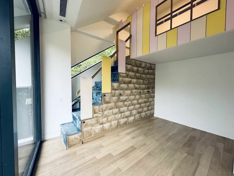 Kids’ playroom / home office 