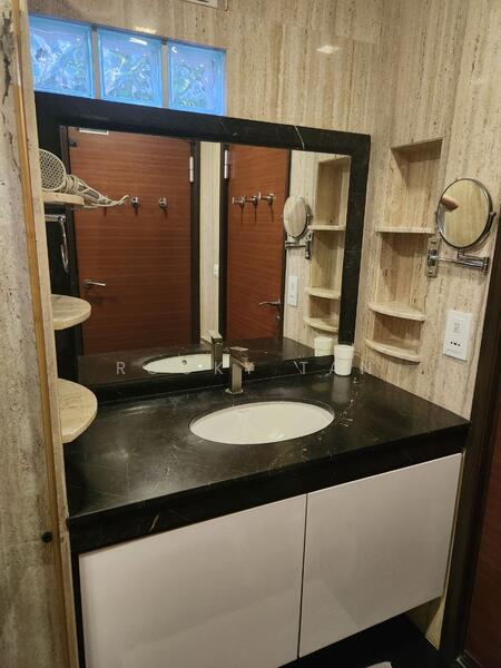 19) Shared Ensuite Sink
