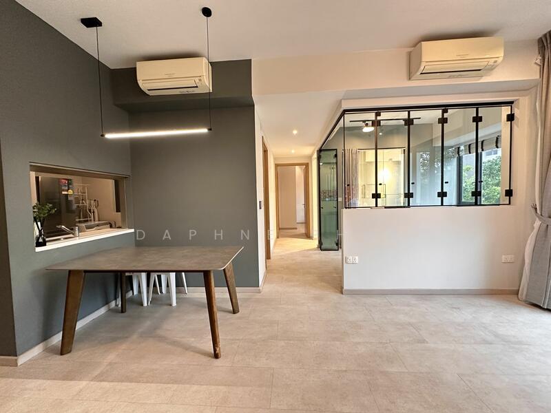 A WELL-PROPORTIONED DINING AND LIVING AREA WITH A WELL-DEFINED SEPARATION.