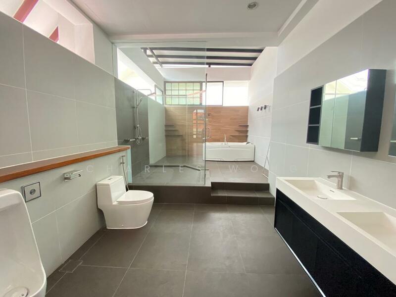 Pinewood Grove, Pinewood Grove, 5 Bedrooms, 5,600 sqft, Detached House For Sale, by Charles Wong, 24832599 - Bathtub + Standing  & Dual Basin @ Master Bathroom - PropertyGuru.com.sg