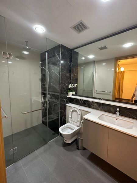 Modern and clean bath room 