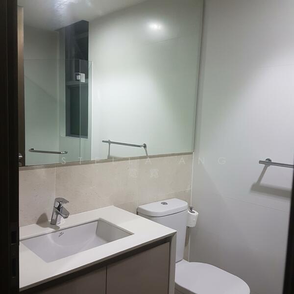 common bathroom with big mirrow cabin