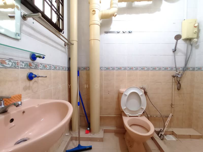 17 Jalan Tenteram, 17 Jalan Tenteram, 3 Bedrooms, 926 sqft, HDB Flat For Rent, by Kay HO  何杰彬, 24844487 - Common bathroom  - PropertyGuru.com.sg