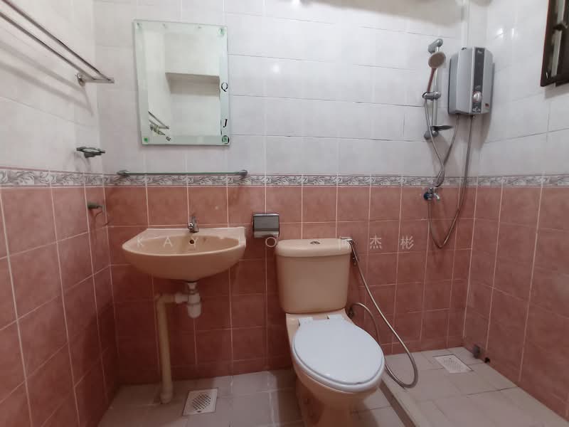 17 Jalan Tenteram, 17 Jalan Tenteram, 3 Bedrooms, 926 sqft, HDB Flat For Rent, by Kay HO  何杰彬, 24844487 - Master bathroom  - PropertyGuru.com.sg