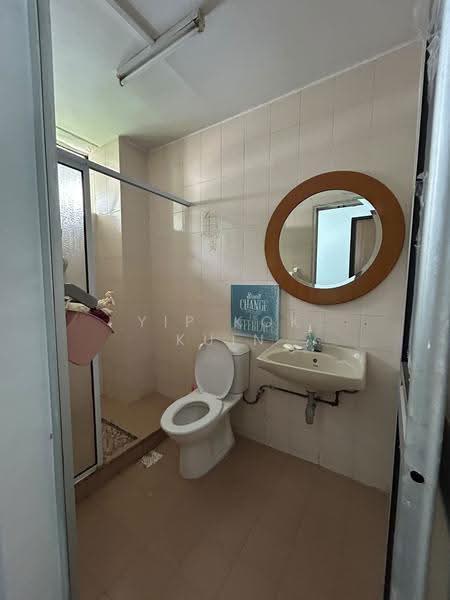 Near SMU. Kaplan. Nanyang Fine Art. Lasalle, Beatty Rd, Farrer Park / Serangoon Rd, Room Rental, 100 sqft, Walk-up Apartment For Rent, by Yip Kok Kuin, 24846986 - Bathroom 1 - PropertyGuru.com.sg