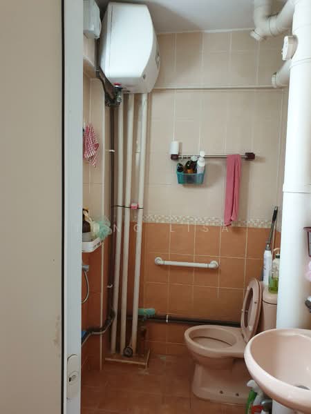 552 Jurong West Street 42, 552 Jurong West Street 42, 3 Bedrooms, 1,500 sqft, HDB Flat For Rent, by Thng Lisa, 24851021 - Water tank water heater - PropertyGuru.com.sg