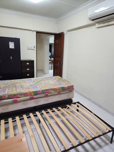 552 Jurong West Street 42, 552 Jurong West Street 42, 3 Bedrooms, 1,500 sqft, HDB Flat For Rent, by Thng Lisa, 24851021 - 2nd common room can have 1 queen and 1 single bed  - PropertyGuru.com.sg